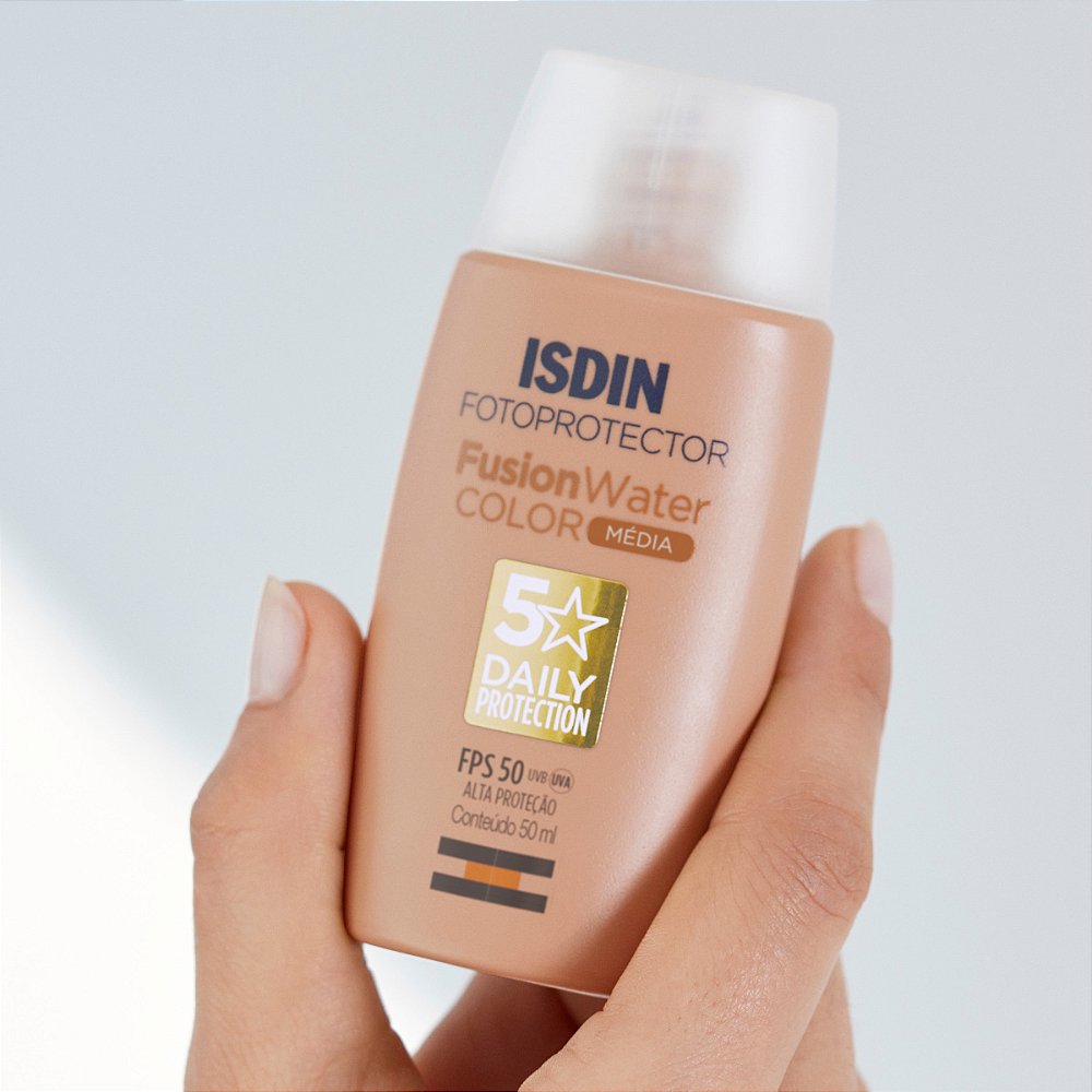Isdin Fusion Water Color - Cor Média, ideal para peles morenas